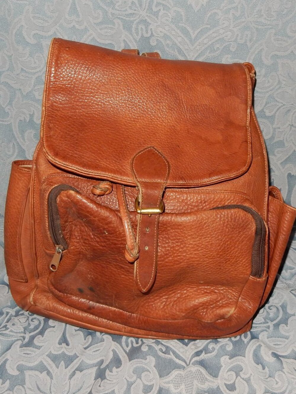 100% leather backpack full size pockets hobbit travel bag holds a lot!